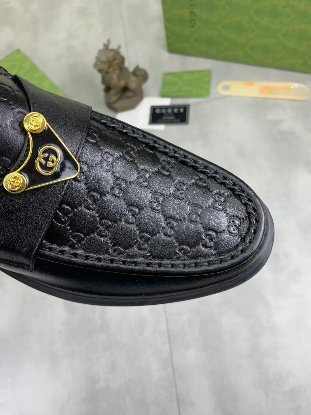 Men's shoes💰P500💰【New model, soft and comfortable Gucci classic business leather shoes hot selection (Gucci) official website latest Gucci 🎁 business leather shoes, hot style 💥 simple and elegant style, exclusive for trendy men. Unique official website latest brand original double G embossed element 👑Gucci Original decoration, fashionable and generous, made of original calfskin ✅ fully imported first-layer pigskin lining, official website designated wear-resistant, rubber business outsole, real-life photos of classic models at the counter 🎬38-44 (customized for 45) 3⃣️ colors available